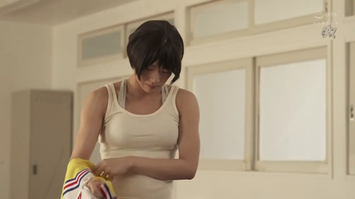 室内 · 站立 · 中景 · 平静 · 白色背心 · 储物柜 · 短发 · 脱衣