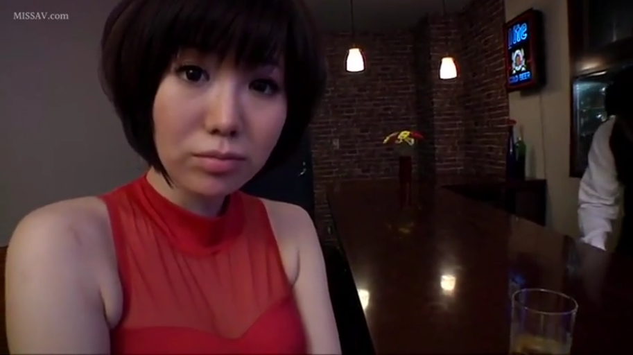 摆拍 · 户外 · 绿植 · 少女感 · 灿烂微笑 · 白色短袖衬衫 · 站立侧身