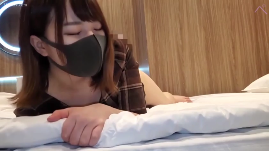 黑色口罩 · 面部 · 卧室 · 平静 · 枕头 · 趴卧 · 闭目 · 特写视角