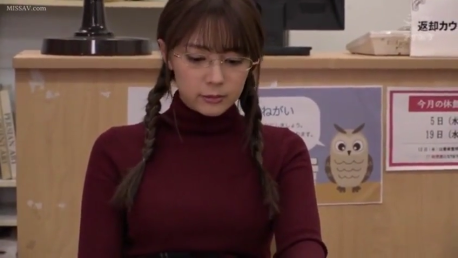 室内 · 坐姿 · 眼镜 · 半身 · 认真 · 红色高领毛衣 · 麻花辫 · 工作