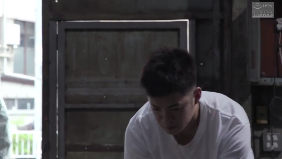 室内 · 低头 · 半身 · 观察 · 平淡 · 男性 · 白色T恤