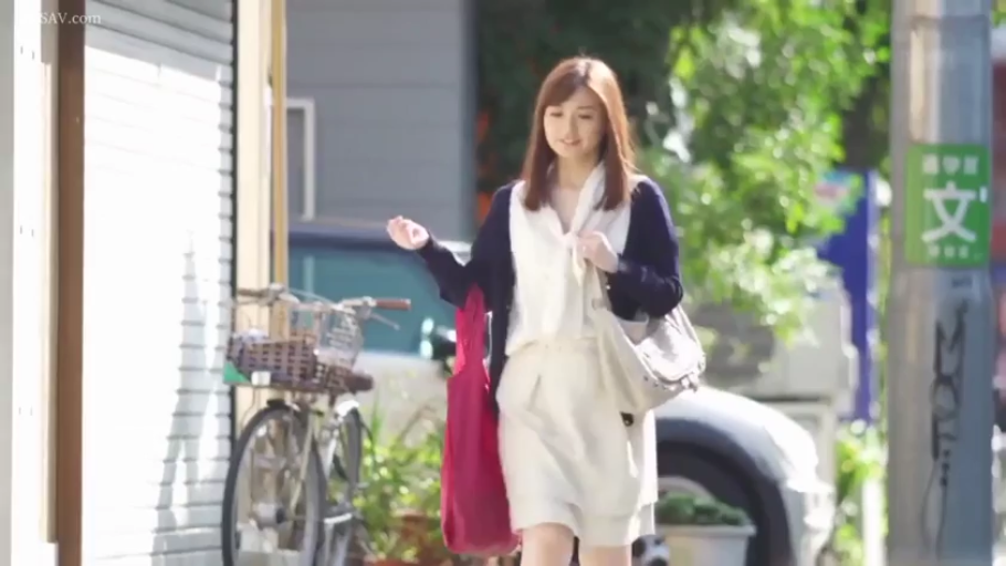 室内 · 单人 · 露乳 · 站立 · 白色背心 · 乳房