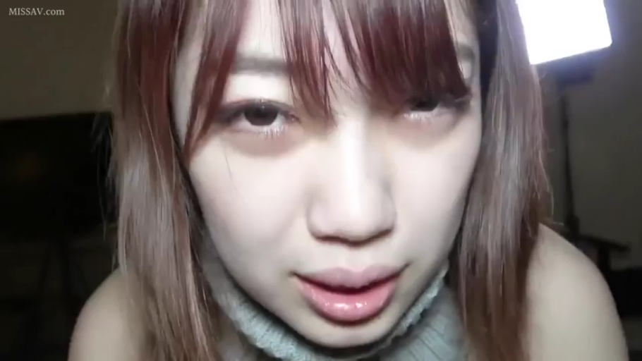 室内 · 脸部特写 · 迷离 · 摄影灯 · 注视 · 灰色高领毛衣 · 棕色长发 · 正面俯拍