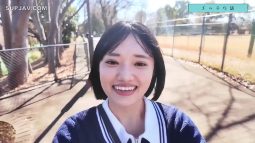 脸部 · 站姿 · 微笑 · 注视 · 短发 · 公园 · 蓝色毛衣