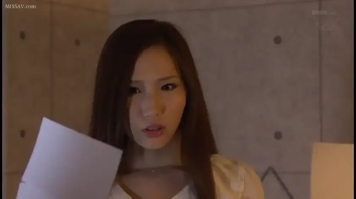 室内 · 站立 · 面部特写 · 白色上衣 · 长发 · 惊讶 · 阅读 · 纸张