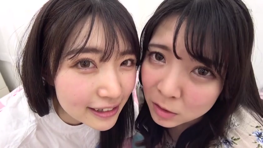 室内 · 脸部特写 · 微笑 · 白色上衣 · 注视 · 双人 · 贴近