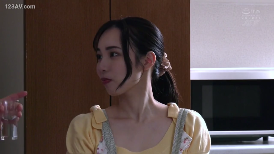 交谈 · 平静 · 半身特写 · 厨房 · 围裙 · 水杯 · 侧身站立 · 马尾辫