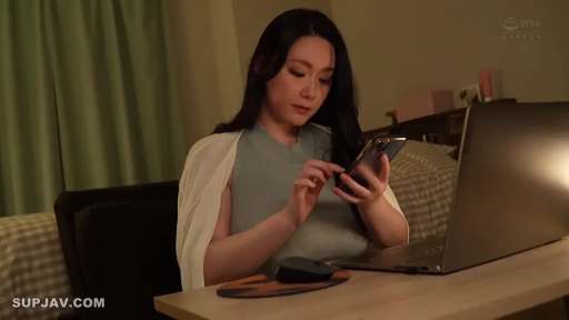 座り姿勢 · 集中 · 寝室 · スマホを見る · 携帯電話 · 长发 · 浅绿色背心