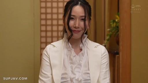 微笑 · 中近景 · 对视 · 荷叶边衬衫 · 亚洲女性 · 日式室内 · 正面面对镜头