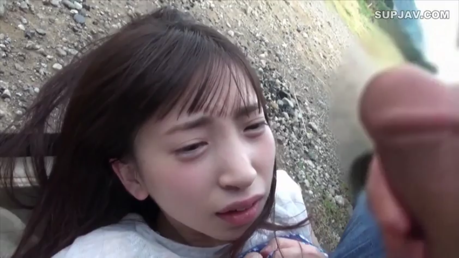 脸部 · 白色上衣 · 痛苦 · 平躺 · 准备口交 · 野外碎石地 · 男性生殖器前景