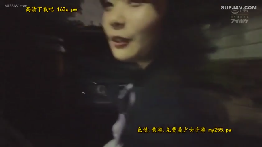 室内 · 坐姿 · 面部 · 平静 · 白衬衫 · 凝视 · 逆光
