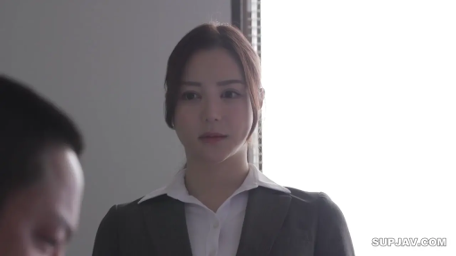 室内 · 严肃 · 站立 · 面部特写 · 职业装 · 注视 · OL