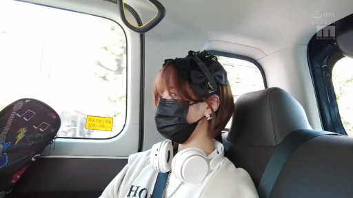 坐姿 · 平静 · 乘车 · 耳机 · 侧脸特写 · MOODYZ · 白色卫衣 · 出租车内