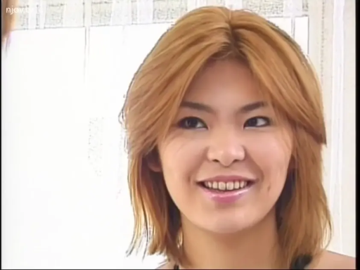 室内 · 面部特写 · 正面 · 开心 · 露齿微笑 · 无明显服装