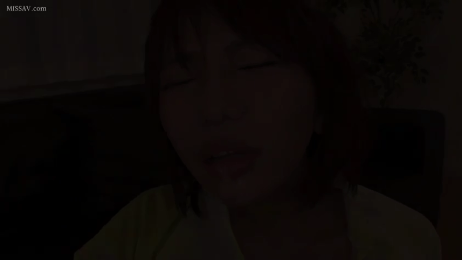 坐姿 · 沉思 · 办公室 · 自慰 · 职业装 · 桌子 · 仰拍 · 下体