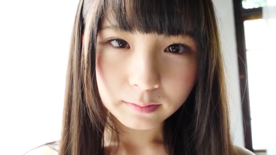 室内 · 面部特写 · 凝视 · 清纯 · 俯视 · 裸肩 · 齐刘海