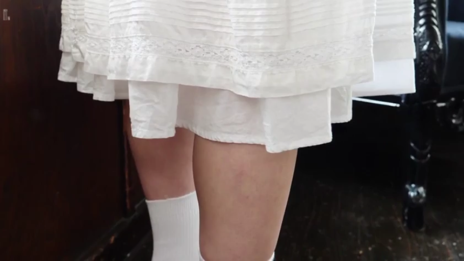 室内 · 站立 · 展示 · 局部特写 · 大腿 · 白色蕾丝裙