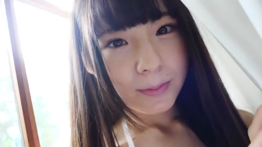 室内 · 俯身 · 脸部特写 · 微笑 · 注视镜头 · 长发 · 白色内衣