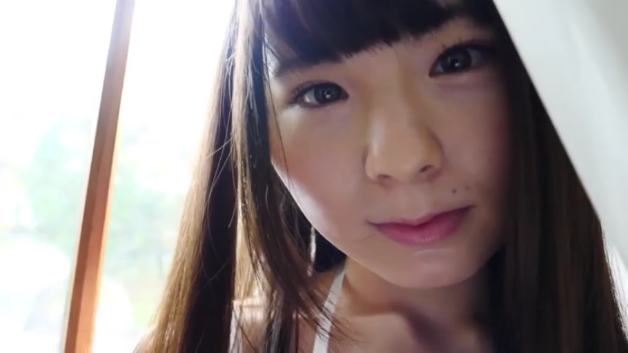 脸部 · 微笑 · 注视 · 白色吊带 · 窗边 · 俯视 · 大特写