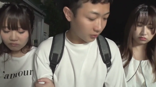 顔 · 頭を下げる · 站立 · 屋外 · 白いTシャツ · リュックサック · 三人 · 沮丧