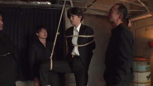 中景 · 站姿 · 捆绑 · 痛苦 · 西装 · 仓库 · 束缚 · 绳索