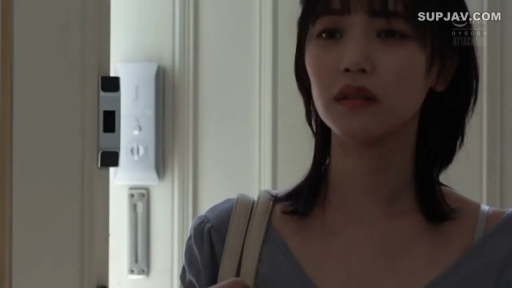 沉思 · 忧郁 · 脸部 · 站立 · 挎包 · 休闲服 · 门口 · 素人