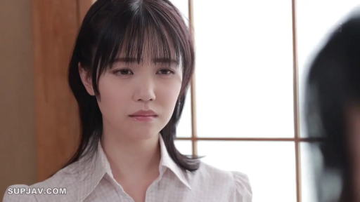 室内 · 委屈 · 站姿 · 白衬衫 · 面部特写 · 注视