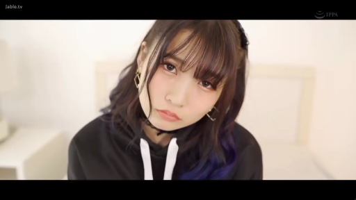 坐姿 · 面部 · 委屈 · 卧室 · 注视 · 清纯 · 连帽衫 · 耳饰