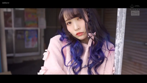 Half-body close-up · Outdoor street · Stare at the lens · Column · 粉色绒毛外套 · 靠杆而立 · 忧郁冷艳 · 紫色挑染长发