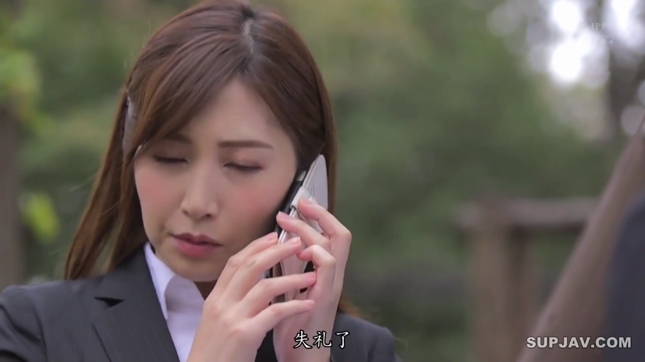 腿部特写 · 御姐 · 冷艳 · 红色蕾丝连体内衣 · 侧坐姿 · 摆拍诱惑 · 室外楼梯 · 金属阶梯