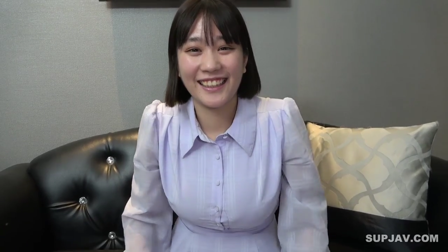 坐姿 · 面部 · 字幕 · 客厅 · 粉色上衣 · 侧望 · 思考
