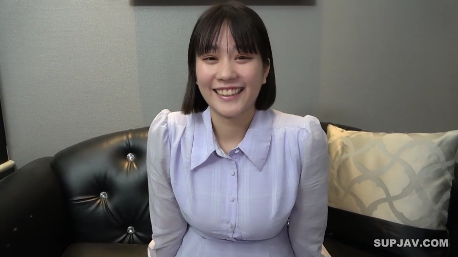 室内 · 坐姿 · 面部 · 低头 · 羞涩 · 白色上衣 · 水印