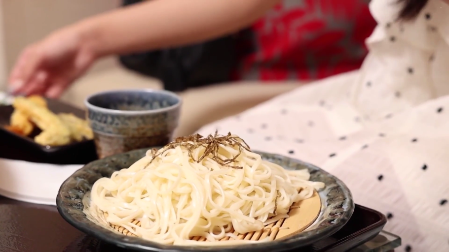 室内 · 坐姿 · 自然 · 面部特写 · 长发 · 吸管 · 喝饮料 · 蓝色高领针织衫