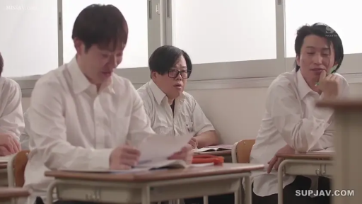 坐姿 · 教室 · 专注 · 全景 · 白色衬衫 · 课桌 · 校园 · 听讲