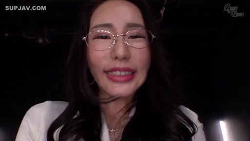 室內 · 面部 · 眼鏡 · 微笑 · 注视镜头 · 长发 · 正面坐姿 · 白色職業裝