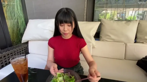室内 · 坐姿 · 面部特写 · 灰色上衣 · 长发 · 电脑屏幕 · 视频通话 · 害羞笑