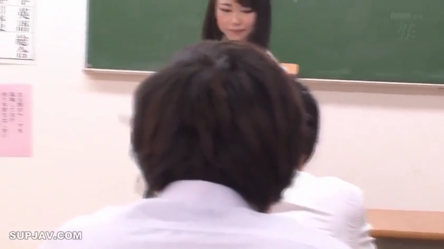 教室 · 站姿 · 全景 · 自然 · ビジネススーツ · 黑板 · 教学 · 女教师