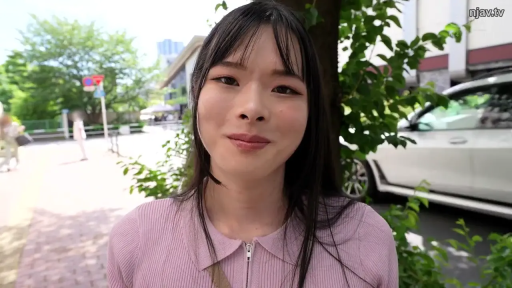 顔部のクローズアップ · 站立 · 微笑 · 注視 · ニットセーター · 屋外 · 街拍