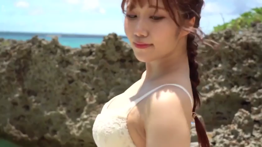 甜美微笑 · 展示身材 · 侧身回头 · 海边 · 胸部侧写 · 白色蕾丝泳衣