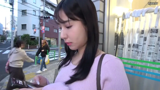 巨乳 · Standing Posture · 平静 · Looking at phone · 手机 · 粉色针织衫 · Outdoor street · 侧身中近景