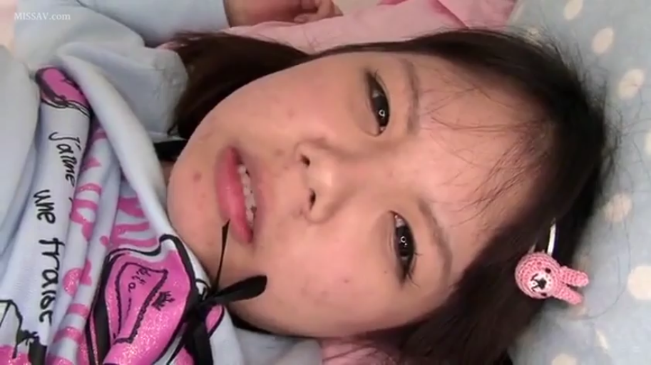 脸部特写 · 卧室 · 迷离 · 凝视 · 俯拍 · 居家服 · 发夹 · 躺卧