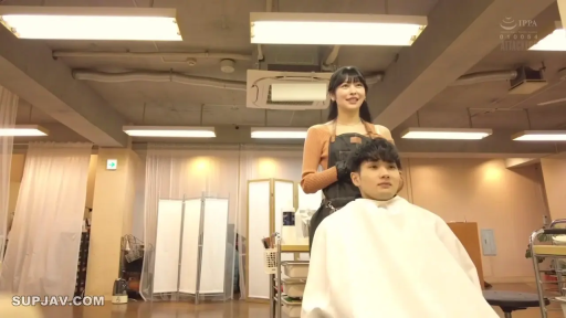 站姿 · 微笑 · 理发 · 围裙 · 理发店