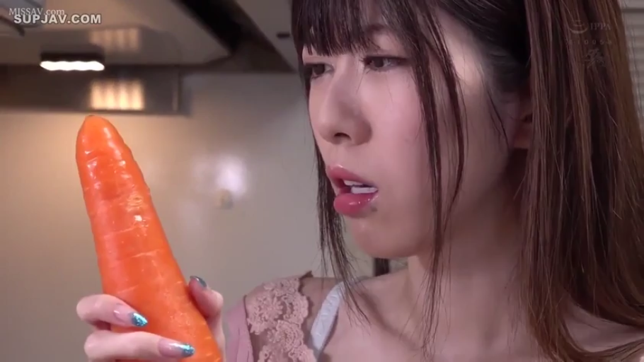 面部特写 · Seduction · Kitchen · 蕾丝上衣 · 观看 · 手持 · Carrot · 暗示性