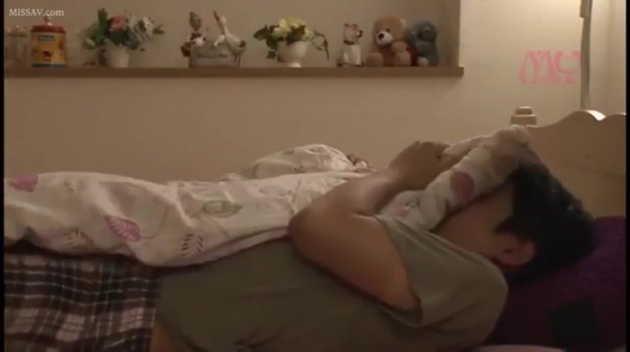 侧面 · 卧室 · 枕头 · 睡衣 · 遮脸 · 躺卧 · 睡觉