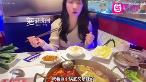 Sitting Posture · Subtitles · Medium shot · 平静 · 餐厅 · 白色毛衣 · 筷子 · 吃火锅