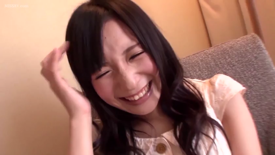 室内 · 坐姿 · 脸部特写 · 沙发 · 白色上衣 · 笑容 · 亚洲女性 · 整理头发