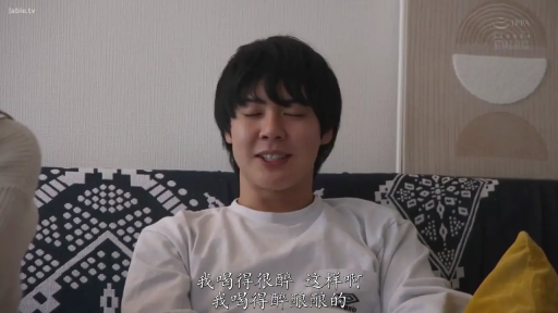 室内 · 坐姿 · 交谈 · 男演员 · 微笑 · 白色卫衣 · 面部近景 · 沙发靠枕