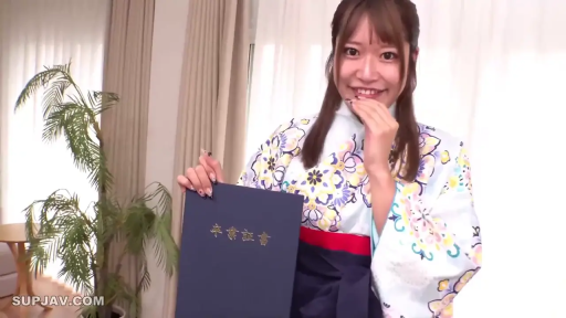 室内 · 站立 · 展示 · 微笑 · 半身 · 袴 · 毕业证书 · 毕业题材