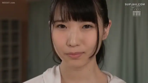 顔 · 站姿 · 微笑 · 部屋 · 清纯 · 看镜头 · 白色卫衣