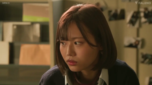 室内 · 严肃 · 校服 · 脸部特写 · 注视 · 侧坐 · FALENO